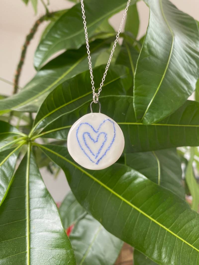 Handgeformte Porzellan Herz Anhänger Keramik Halskette Charm Handgeformte Porzellan Herz Anhänger Keramik Halskette Charm von JiggELWiggLE