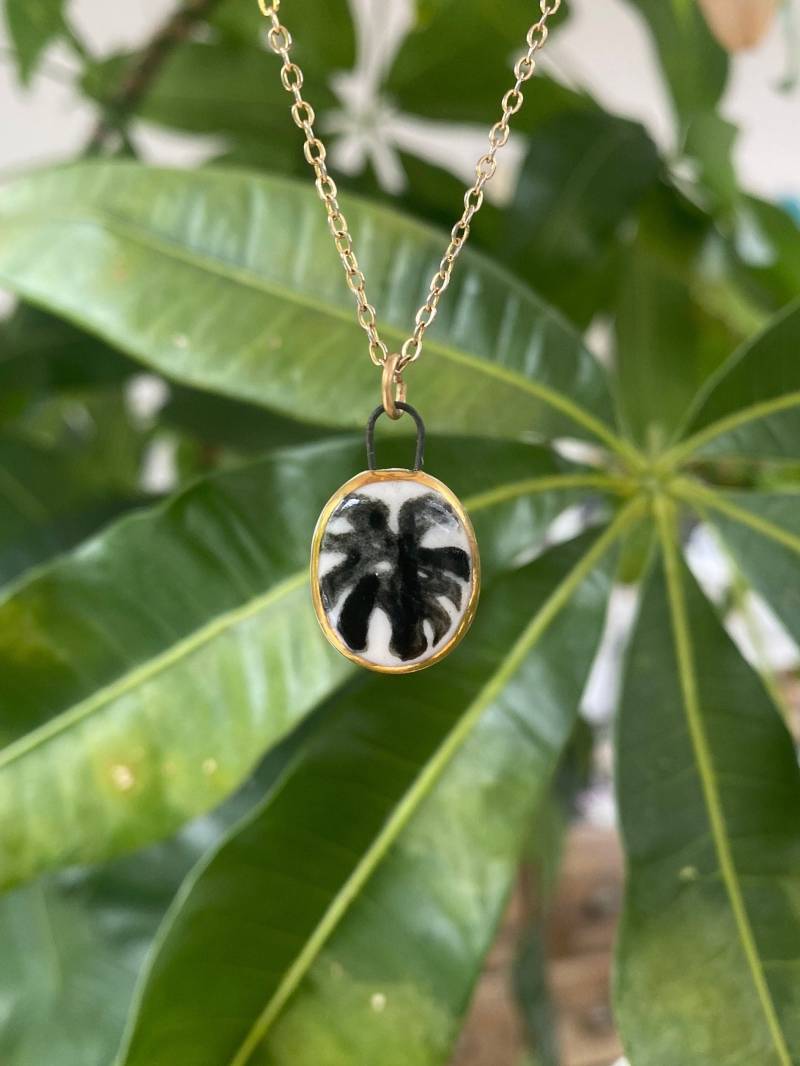 Handmodellierte Monstera Porzellan Anhänger 24K Gold Luster Keramik Halskette Charm Handmodellierte Monstera Porzellan Anhänger 24K Gold Luster Keramik Halskette Charm von JiggELWiggLE