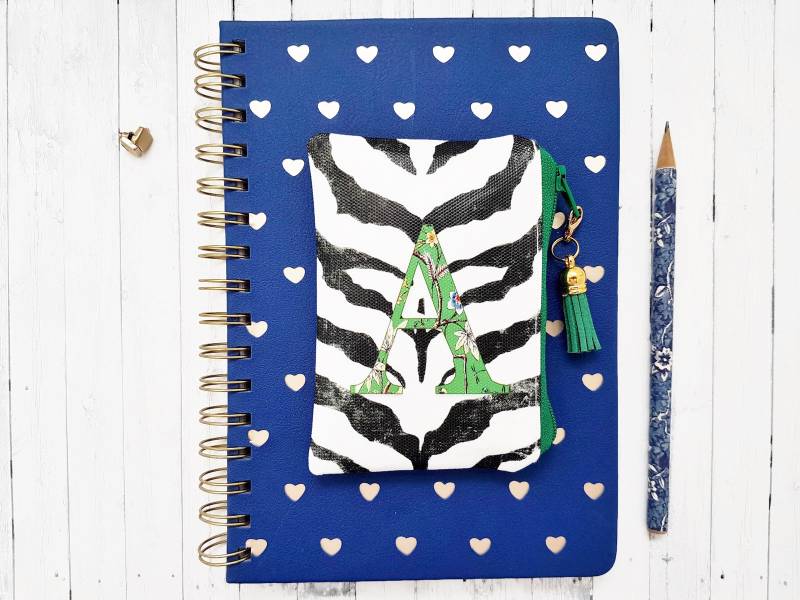 Monogramm Vegan Geldbeutel Zebradruck, Blumen Buchstabe von JiggleMaWiggle