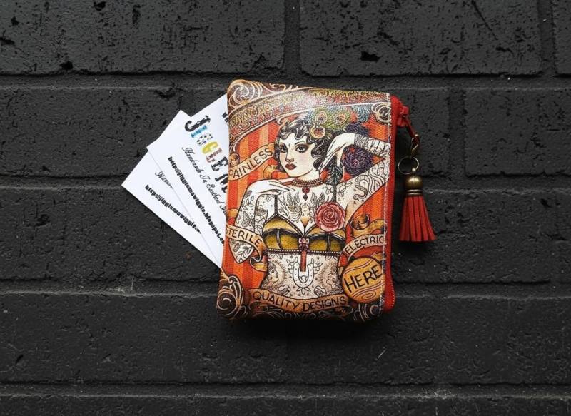 Tattooed Lady Vegan Vinyl Kartenhalter - Wasserdichter Geldbeutel von JiggleMaWiggle