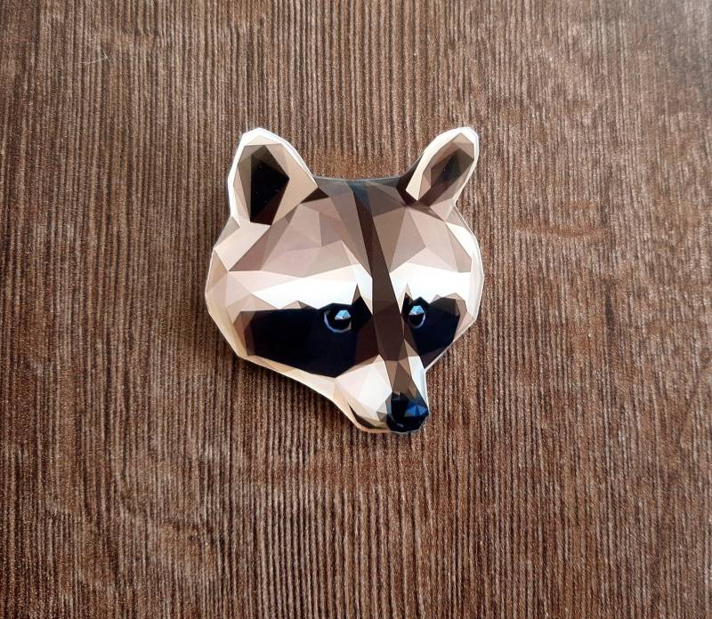 Polygons Abstrakter Waschbär Teddybär Original Handgemachte Kristall Brosche in Kunstharz von JihaDesignCZ