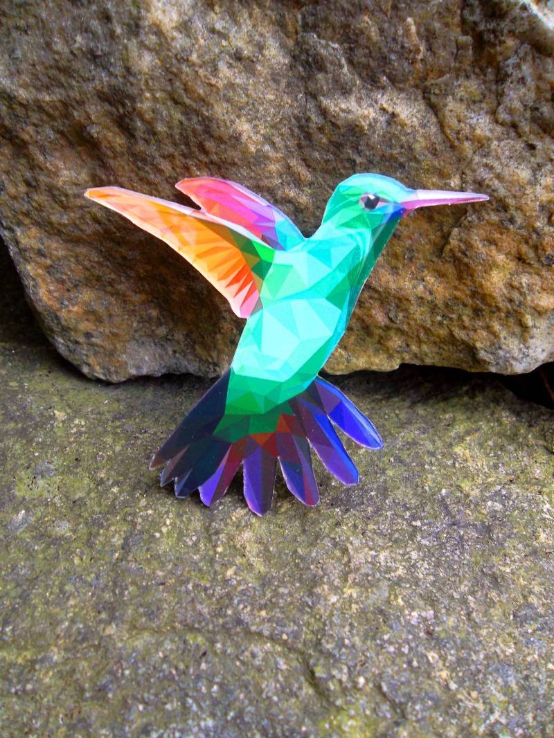 Polygone Bunte Kolibri Kristall Harz Brosche von JihaDesignCZ