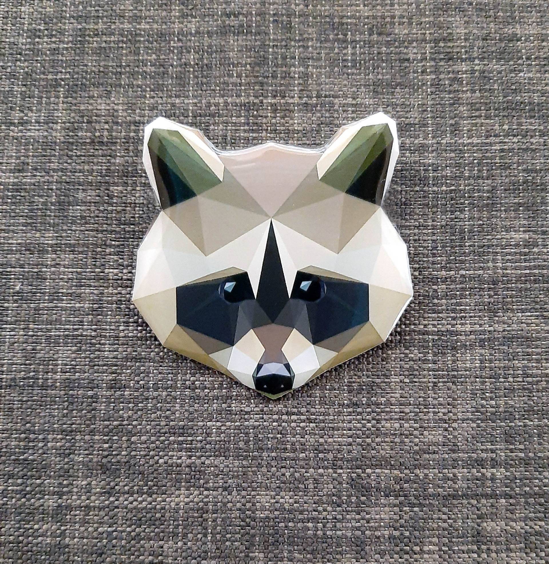 Polygons Abstrakter Waschbär Teddybär Original Handgemachte Kristall Brosche in Kunstharz Polygons Abstrakter Waschbär Teddybär Original Handgemachte Kristall Brosche in Kunstharz von JihaDesignCZ