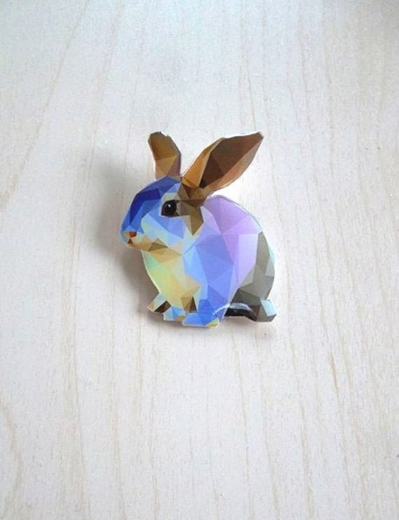 Regenbogen Hase Brosche Kristall Pin Im Polygon Design Regenbogen Hase Brosche Kristall Pin Im Polygon Design von JihaDesignCZ