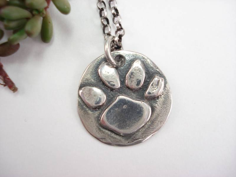 sterling Silber Hund Pfote Halskette, Charmehalskette, Cat Paw, Hundepfote, 16-Zoll-Kette, Pfotenabdruck, Kette sterling Silber Hund Pfote Halskette, Charmehalskette, Cat Paw, Hundepfote, 16-Zoll-Kette, Pfotenabdruck, Kette von JillGriffinJewelry