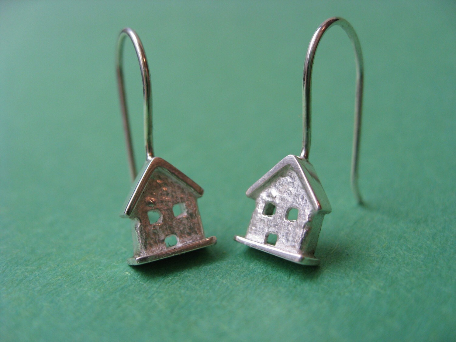 Kleines Haus-Ohrringe. Sterling Silber Kleines Haus-Ohrringe. Sterling Silber von JillKDavisJewelry