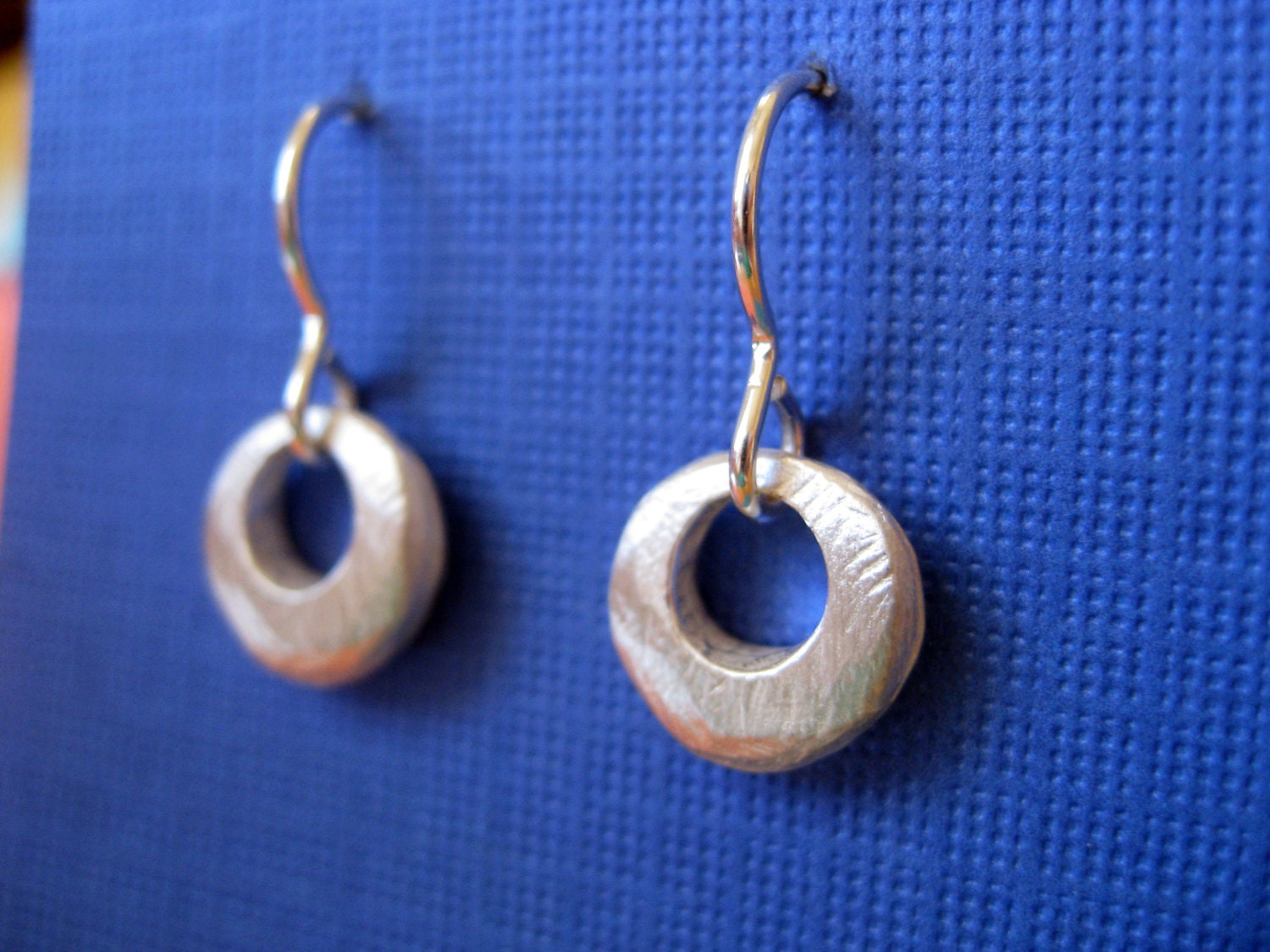 Satiniertem Sterling Silber Dangle Ohrringe Textur Blase von JillKDavisJewelry