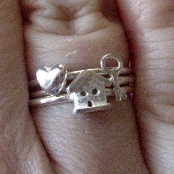 Winzige Stapeln Ringe - Sterling Silber. Haus, Herz Und Schlüsselanhänger. Set Mit 3 Winzige Stapeln Ringe - Sterling Silber. Haus, Herz Und Schlüsselanhänger. Set Mit 3 von JillKDavisJewelry