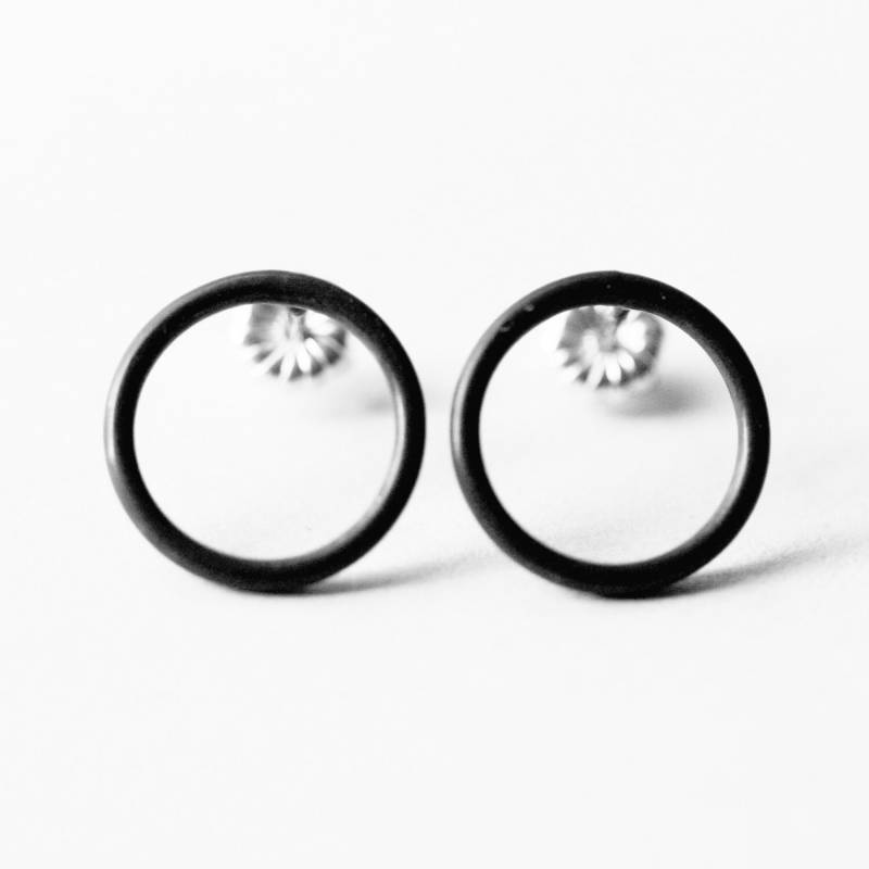 Geschwärzte Silver Circle Ohrstecker, Schwarzer Kreis Sterling Silber Ohrringe von JillPopowichDesigns