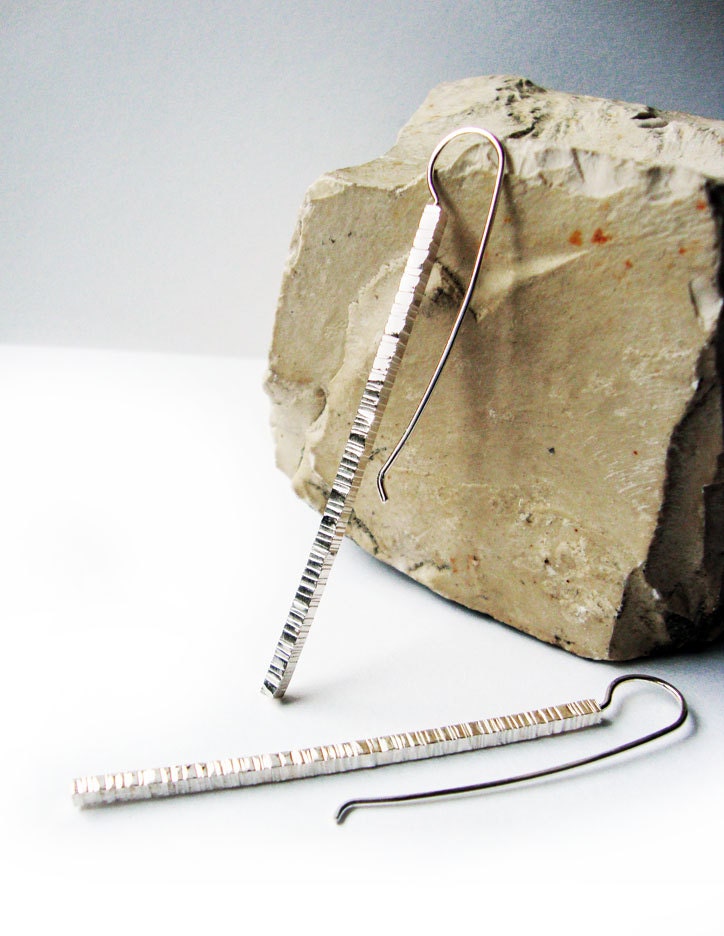 Stick Silber Ohrringe, Moderne Strukturierte Slim Sterlingsilberohrhänger, Poliert Baumeln von JillPopowichDesigns