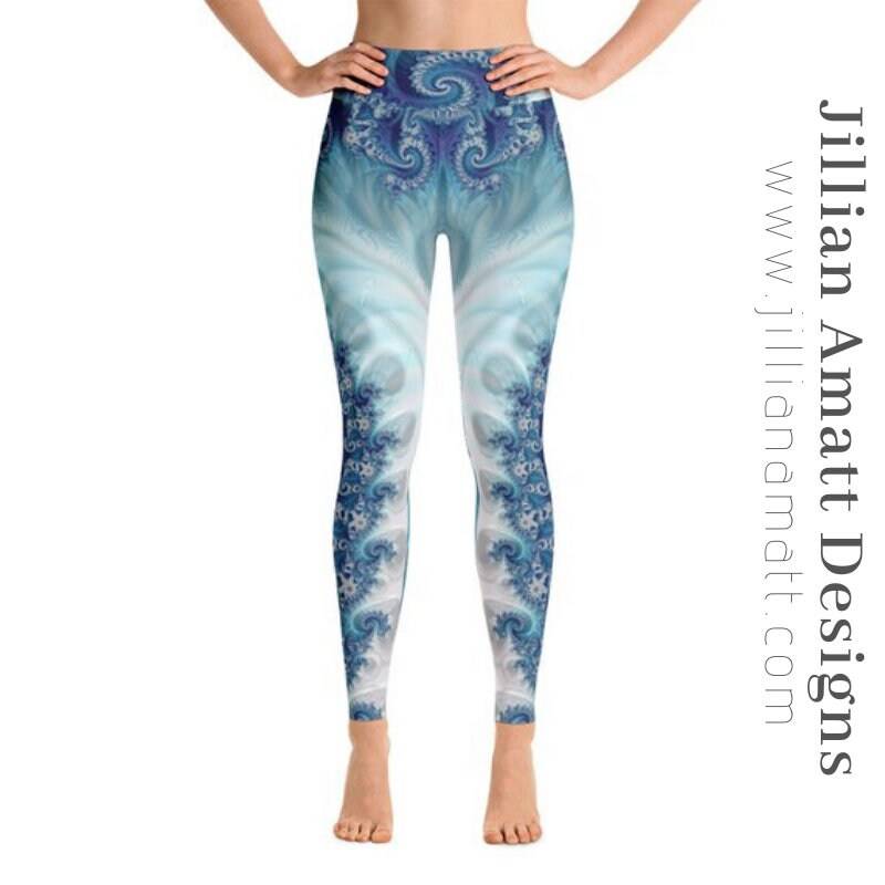 Leggings Blau-Weiße Wellen Fraktal Yoga Leggings, Boho Festival Tanzhose, 5 Größen Verfügbar Leggings Blau-Weiße Wellen Fraktal Yoga Leggings, Boho Festival Tanzhose, 5 Größen Verfügbar von JillianAmattDesigns