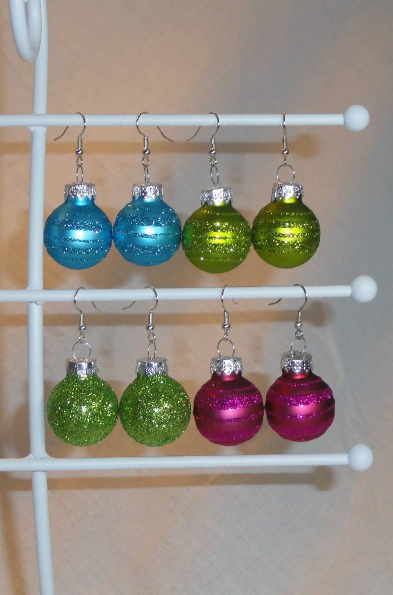 Blaue, Grüne Oder Rosa Satin-Glaskugel-Weihnachtsschmuck-Weihnachtsohrringe Mit Lustigen Glitter-Swirley-streifen Blaue, Grüne Oder Rosa Satin-Glaskugel-Weihnachtsschmuck-Weihnachtsohrringe Mit Lustigen Glitter-Swirley-streifen von JillianJonesEnt
