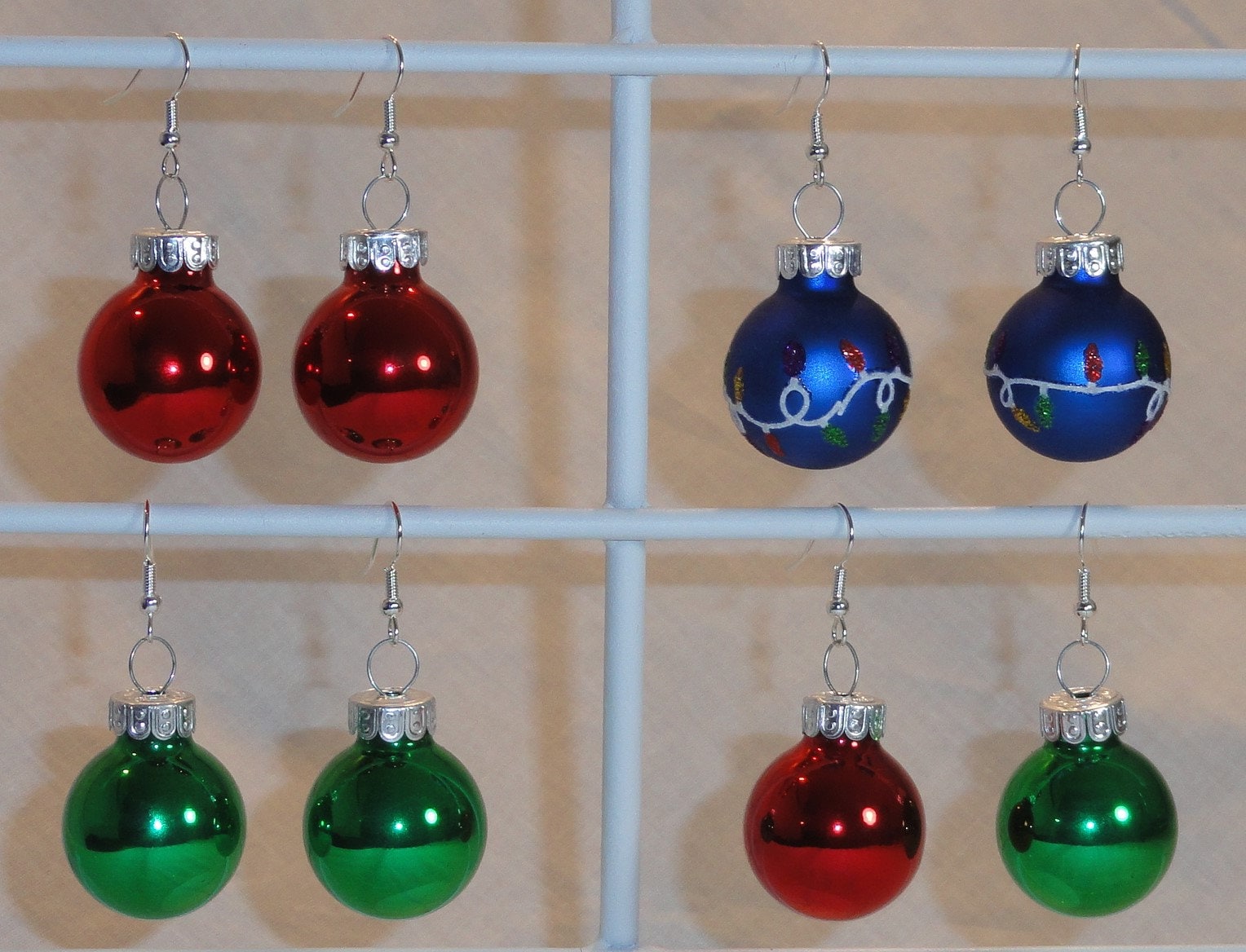 Festliche Rote, Grüne Oder Blaue Lichterkette Urlaub Ohrringe - Glaskugel Weihnachtsverzierungen Festliche Rote, Grüne Oder Blaue Lichterkette Urlaub Ohrringe - Glaskugel Weihnachtsverzierungen von JillianJonesEnt