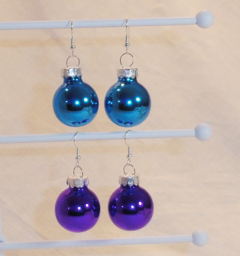 Glänzende Lila Oder Blaue Weihnachtsohrringe Glaskugel Weihnachtsschmuck Glänzende Lila Oder Blaue Weihnachtsohrringe Glaskugel Weihnachtsschmuck von JillianJonesEnt