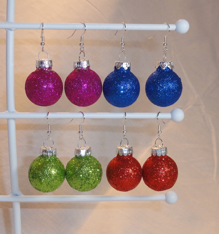Glitzer Glaskugel Ornament Ohrringe Weihnachten Urlaub - Rot Grün Lila Pink Blau Silber Oder Weiß Glitzer Glaskugel Ornament Ohrringe Weihnachten Urlaub - Rot Grün Lila Pink Blau Silber Oder Weiß von JillianJonesEnt