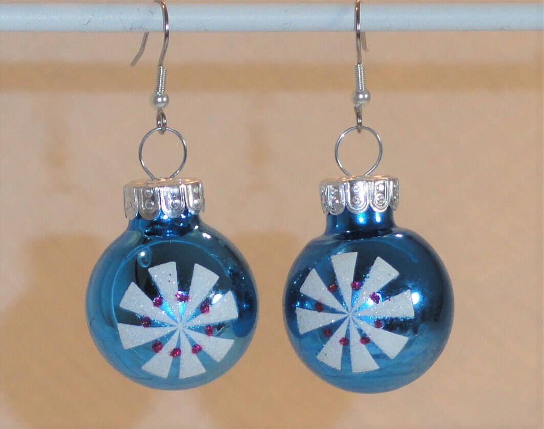 Glitzer Schneeflocken Ohrringe - Runde Glaskugel Weihnachtsschmuck 1", 25mm Glitzer Schneeflocken Ohrringe - Runde Glaskugel Weihnachtsschmuck 1", 25mm von JillianJonesEnt