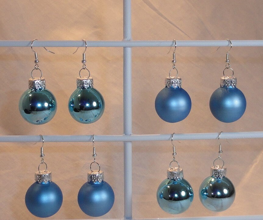 Hellblaue Glaskugel Ornament Ohrringe Weihnachten Feiertag Satin Oder Glänzend Hellblaue Glaskugel Ornament Ohrringe Weihnachten Feiertag Satin Oder Glänzend von JillianJonesEnt