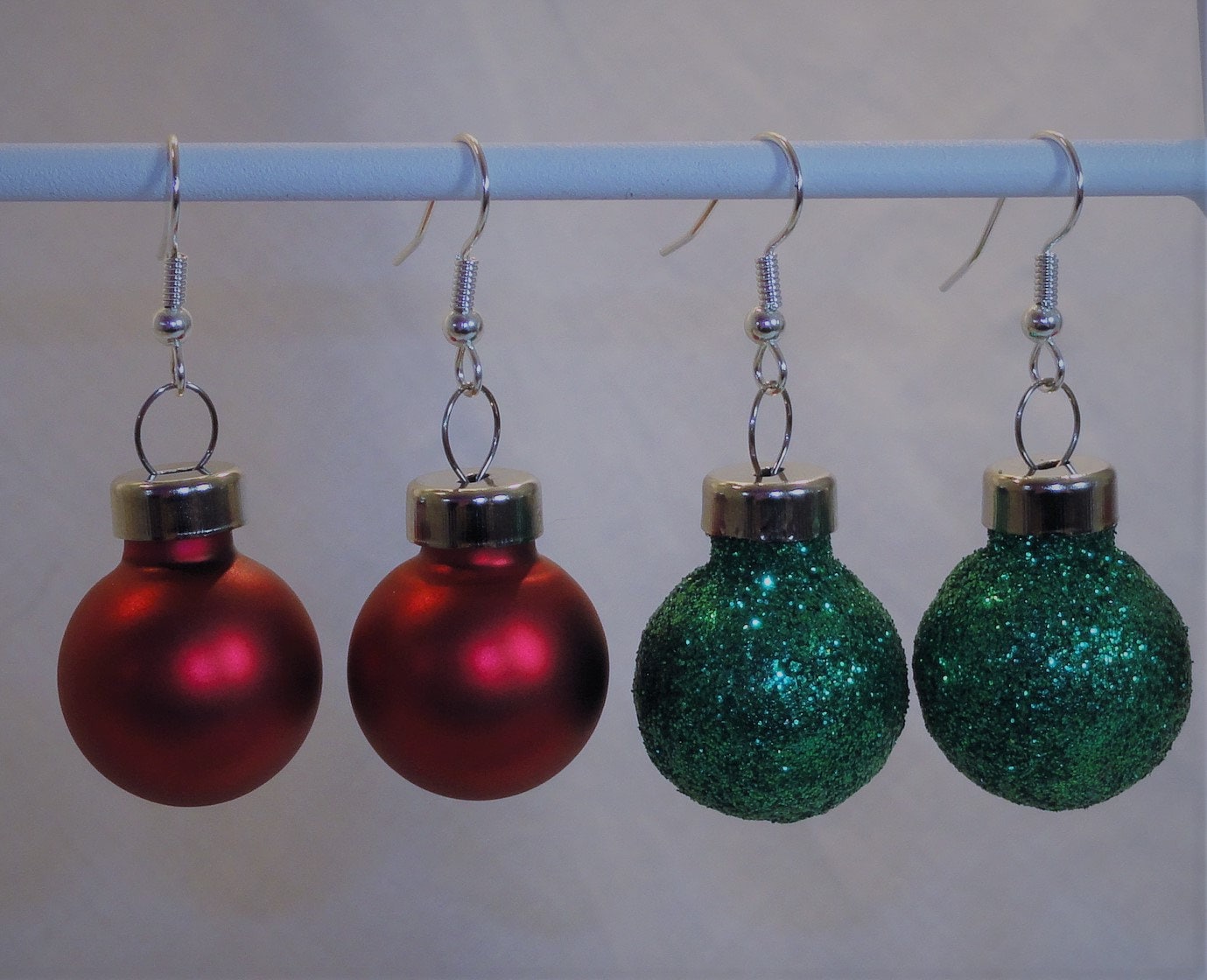 Mini Glas Kugel Ohrringe, Runde Weihnachten Ornamente, Urlaub Rot, Grün, Weiß, 20mm Mini Glas Kugel Ohrringe, Runde Weihnachten Ornamente, Urlaub Rot, Grün, Weiß, 20mm von JillianJonesEnt