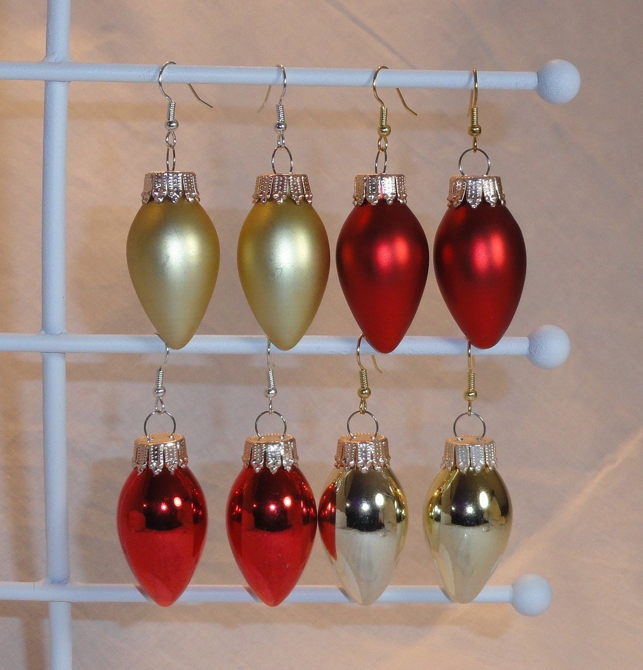 Rot Oder Gold Glas Glühbirne Weihnachtsohrringe - Glänzend Satin Rot Oder Gold Glas Glühbirne Weihnachtsohrringe - Glänzend Satin von JillianJonesEnt