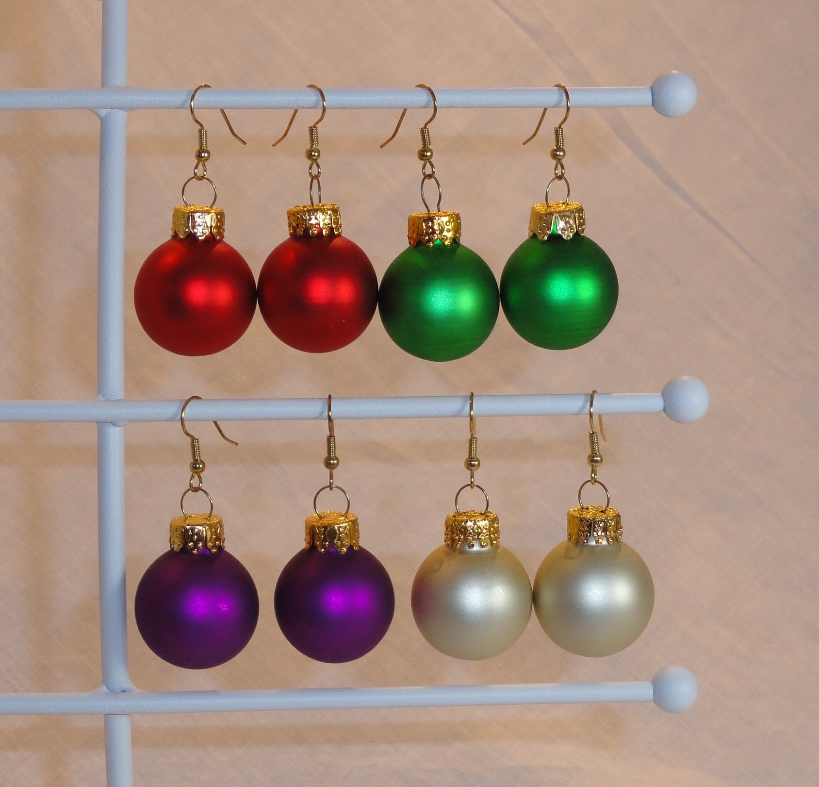 Satin Glaskugel Ornament Ohrringe Weihnachten Urlaub Gold-Topper & Vergoldeter Draht Satin Glaskugel Ornament Ohrringe Weihnachten Urlaub Gold-Topper & Vergoldeter Draht von JillianJonesEnt