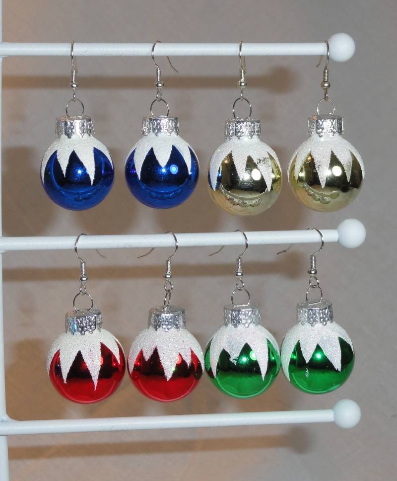 Weiß Glitter Eiszapfen Swag Top Glaskugel Weihnachtsschmuck Urlaub Ohrringe - Rot, Blau, Grün, Pink Oder Gemischt Weiß Glitter Eiszapfen Swag Top Glaskugel Weihnachtsschmuck Urlaub Ohrringe - Rot, Blau, Grün, Pink Oder Gemischt von JillianJonesEnt