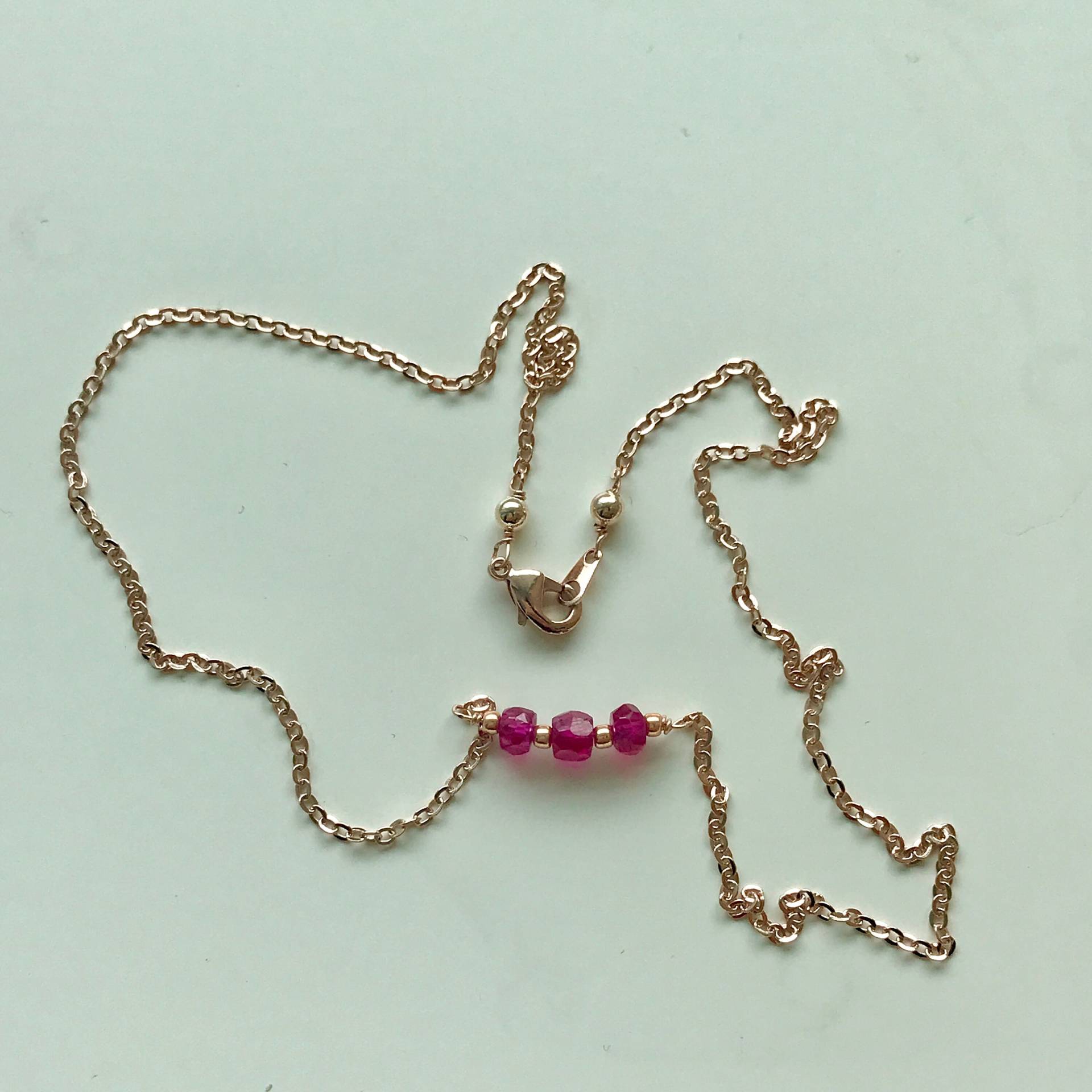 Zierliche Rubin Bar Halskette/Rose Gold Fill Zierliche Rubin Bar Halskette/Rose Gold Fill von JilliansSidenote