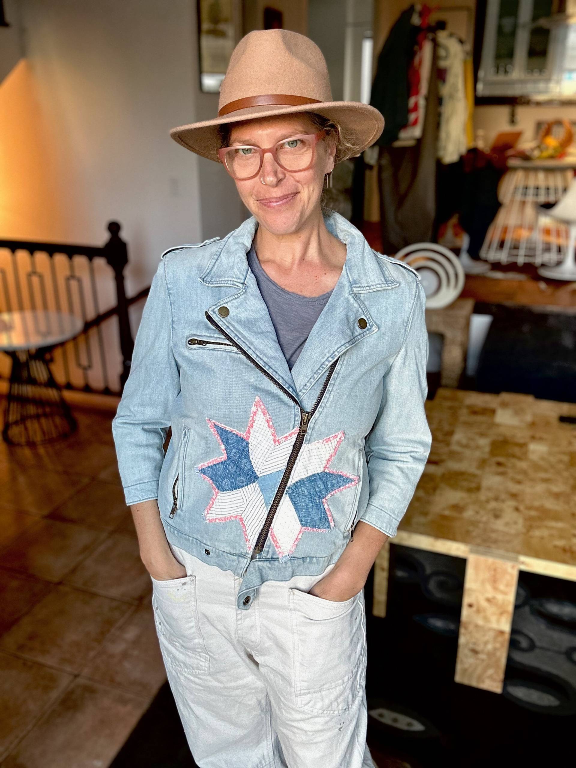 Wiederverwendete Denim-Moto-Jacke Upcycled Quilt-Detail, Größe M von JilliePWearables