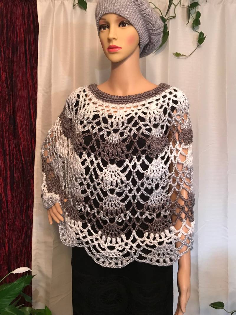 Grauer Capelet Poncho Weicher Acryl-strickschal Grauer Capelet Poncho Weicher Acryl-strickschal von JillyCrochet