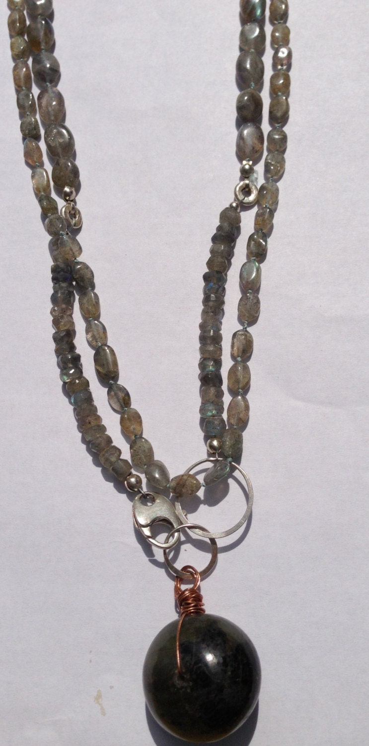 Labradorit Auf Sterling Silber, Kupfer & Handgeknüpfte Seide Labradorit Auf Sterling Silber, Kupfer & Handgeknüpfte Seide von JillzJewelry