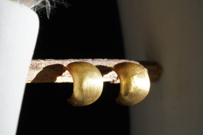 Statement Ohrringe, Ohrstecker Gold/925 Silber in Form Eines Kugelsegments Gebürstet, Sterling Oder Mit 18K Vergoldet von JilsJewelryDesign
