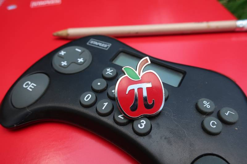 Apple Pi Emaille Lapel Pin - Ep115 - Pi, Mathe, Day Und Mathe Lehrer Pins von JimClift