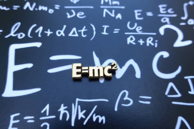 E=Mc2-Cc211G Massenenergie - Zinn-Zinn-Anstecknadel - Einstein, Wissenschaft, Mathematik, Schule, Schüler Und Lehrer Pins von JimClift