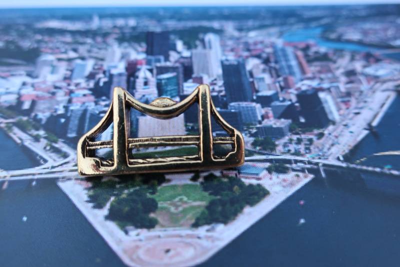 Gold Bridge Lapel Pin - Cc576G - Bridge, Engineering Und Transport Pins von JimClift