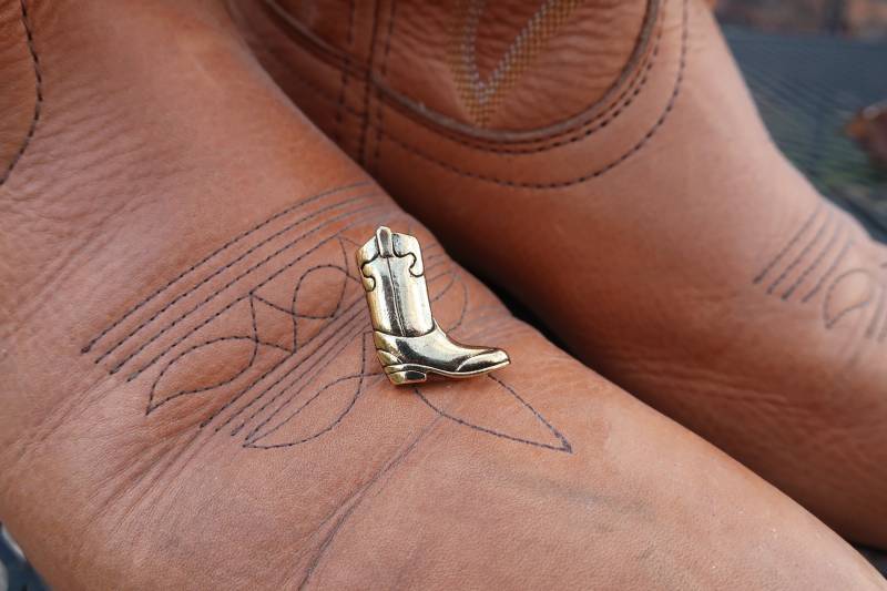 Gold Cowboy Boot Anstecknadel - Cc220G Cowboy, Rodeo, Western Und Country Pins von JimClift