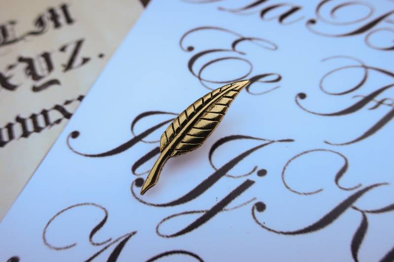 Gold Quill Revers Pin-Cc267G - Schreib - Und Literaturgeschenke, Alphabetisierung, Englischlehrer, Autor Schreibwerkzeug Stifte Geschenke von JimClift