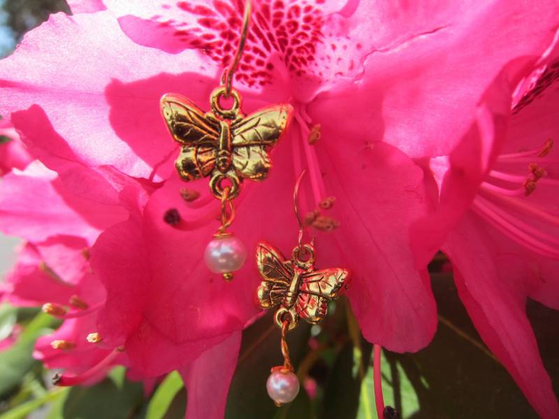 Gold Schmetterling Ohrringe Aus Unserer Charmed Kollektion Mit Pearl Drop - Schmetterlinge Und Garten Geschenke Schmuck von JimClift