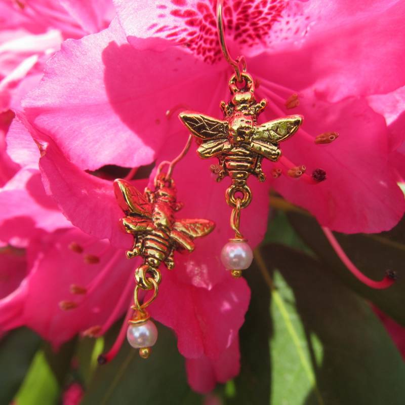 Goldene Hummel Ohrringe Aus Unserer Charmed Kollektion Mit Perlentropfen - Biene, Honigbiene, Und Garten Geschenke Schmuck von JimClift