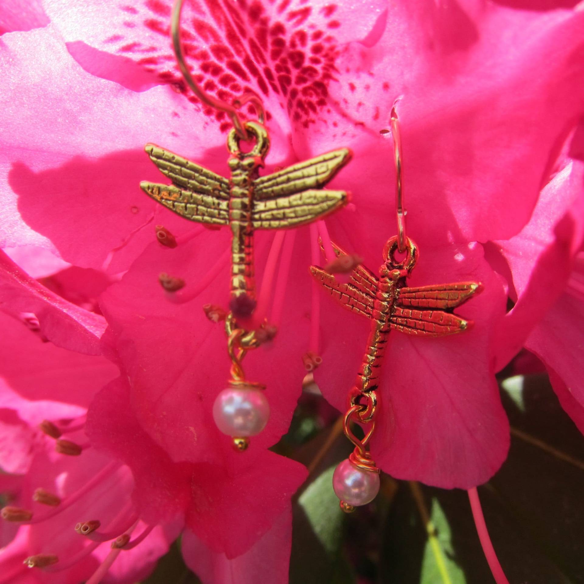 Goldene Libellen Ohrringe Aus Unserer Charmed Kollektion Mit Perlentropfen - Und Gartengeschenken -Schmuck von JimClift