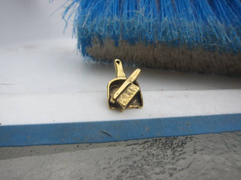 Goldstaub Pfanne Und Pinsel Lapel Pin - Cc331G - Reinigungsservice, Mädchen, Hausarbeiten Putzmittelstifte von JimClift