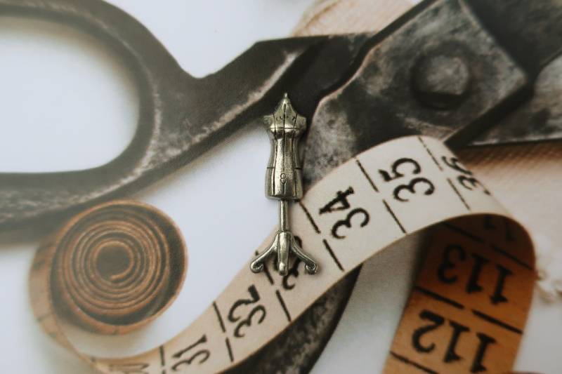 Kleid Form Lapel Pin - Cc263 - Schneiderin, Form, Und Nähnadeln von JimClift