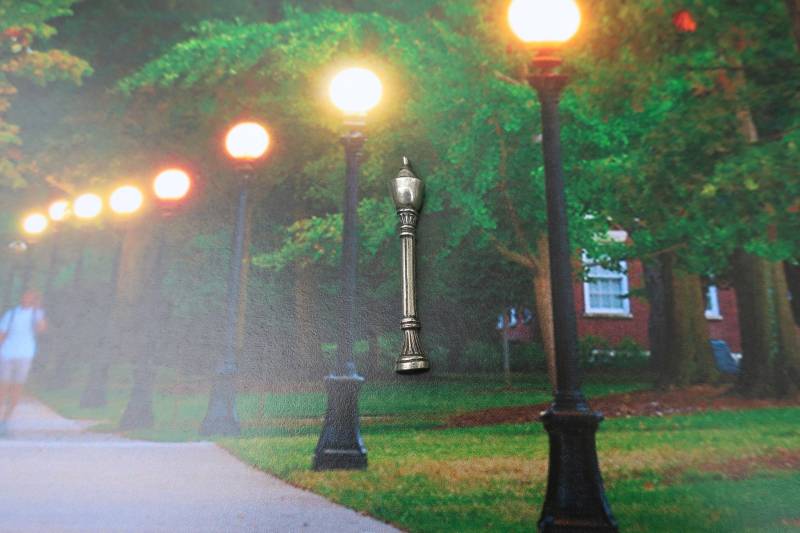 Lamp Post Lapel Pin - Cc386- Lichter, Lampen Und Straßenlampen-Reversnadeln von JimClift