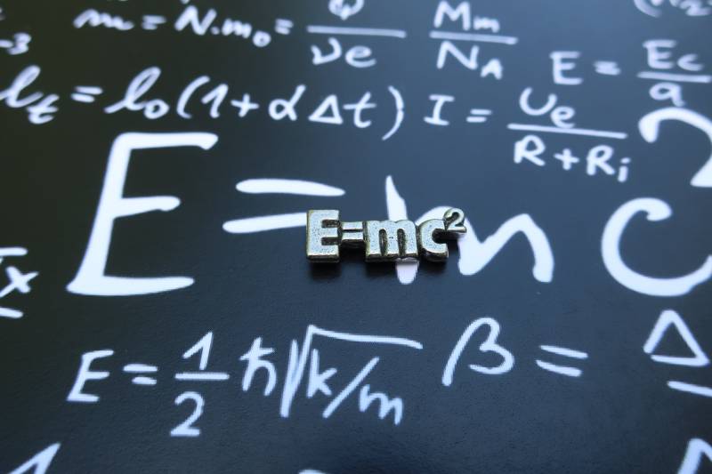 Masse Energie Energetik Bedingte Reversnadel - Cc211- Wissenschaftliche Pins- Einstein Pins, Schule, Studenten Und Mathe Pins von JimClift