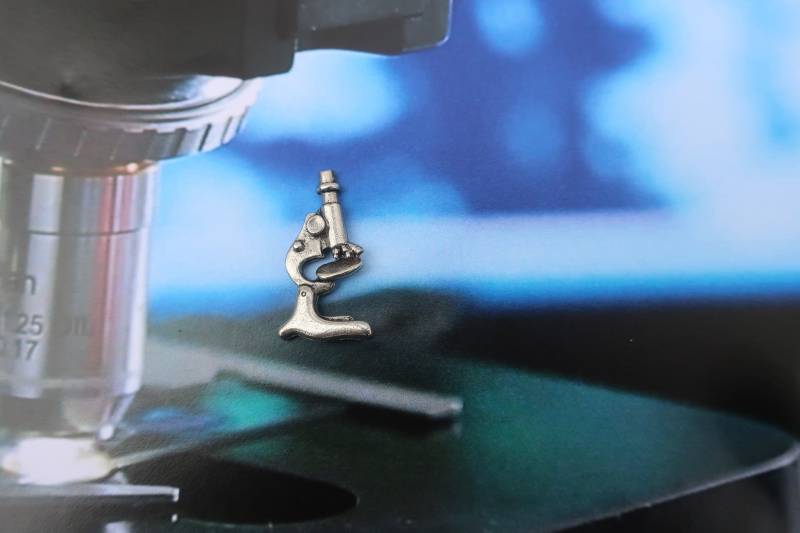 Zinn Mikroskop Anstecknadel - Wissenschaftslehrer Geschenk von JimClift