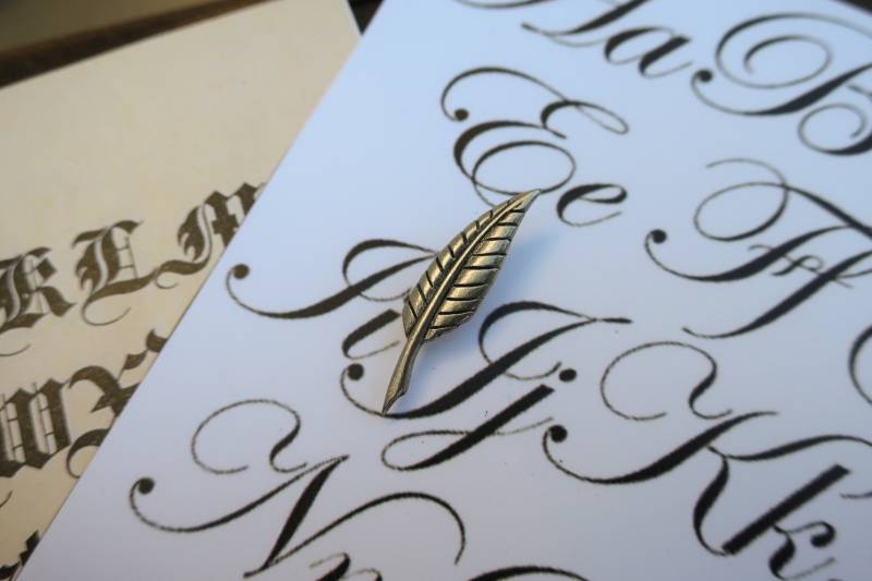 Quill Lapel Pin - Cc267 Schreib- Und Literaturgeschenke, Alphabetisierung, Englischlehrer, Autor, Schreibwerkzeuge von JimClift