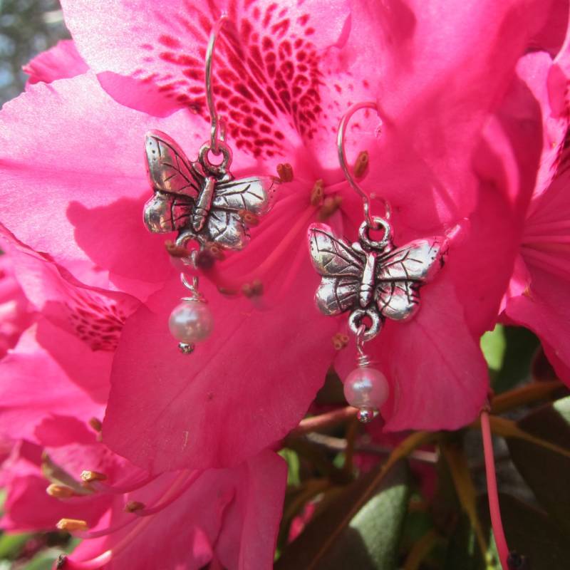 Schmetterling Ohrringe Aus Unserer Charmed Kollektion in Sterling Silber Mit Perlentropfen - Schmetterlinge Und Gartengeschenke Schmuck von JimClift