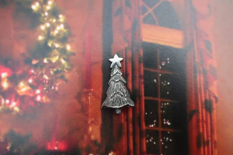 Tannenbaum Anstecknadel - Cc310 Frohe Weihnachten, Evergreen Tree, Winter, & Holiday Pins von JimClift