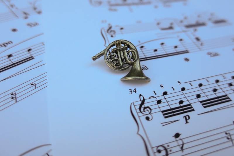 Zinn Horn Anstecknadel - Musik Lehrer Geschenk von JimClift