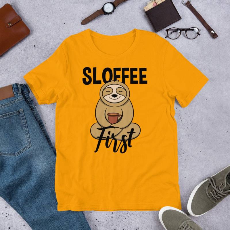 Perfektes Geschenk Für Faultier-Liebhaber Und -Fans | Sloffee First Lustiger Liebenswerter Faultier-Spruch Kaffee-Süchtige T-Shirt von Jimbeels