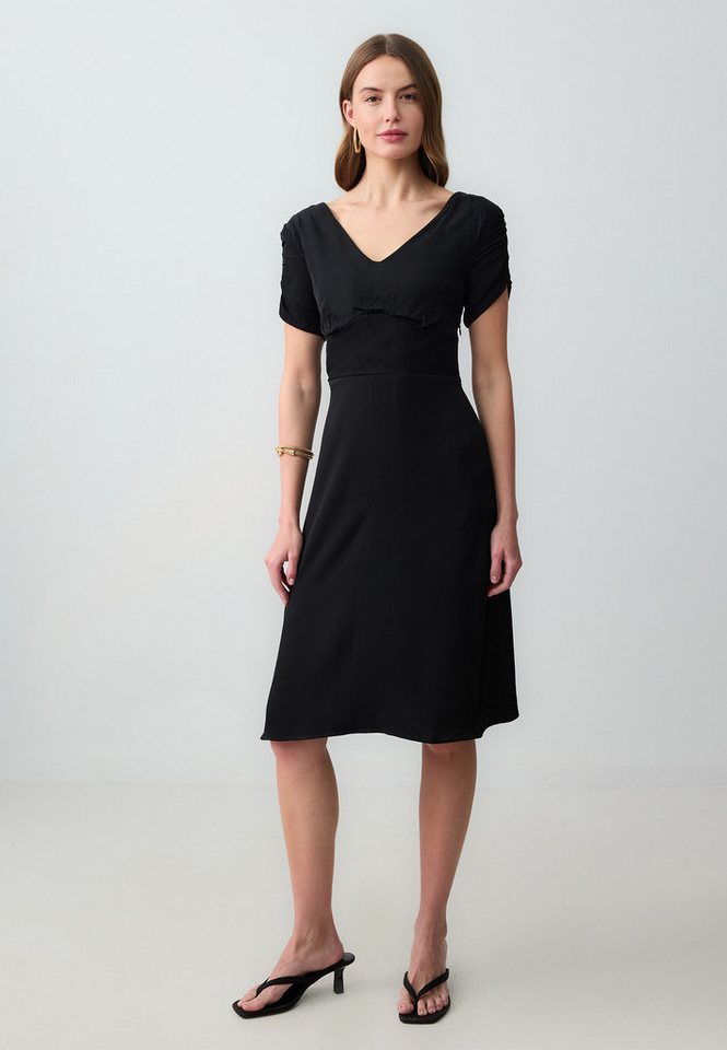 Jimmy Key V-Ausschnitt-Pullover Kurzärmliges Midi-Strickkleid Mit V-Ausschnitt von Jimmy Key