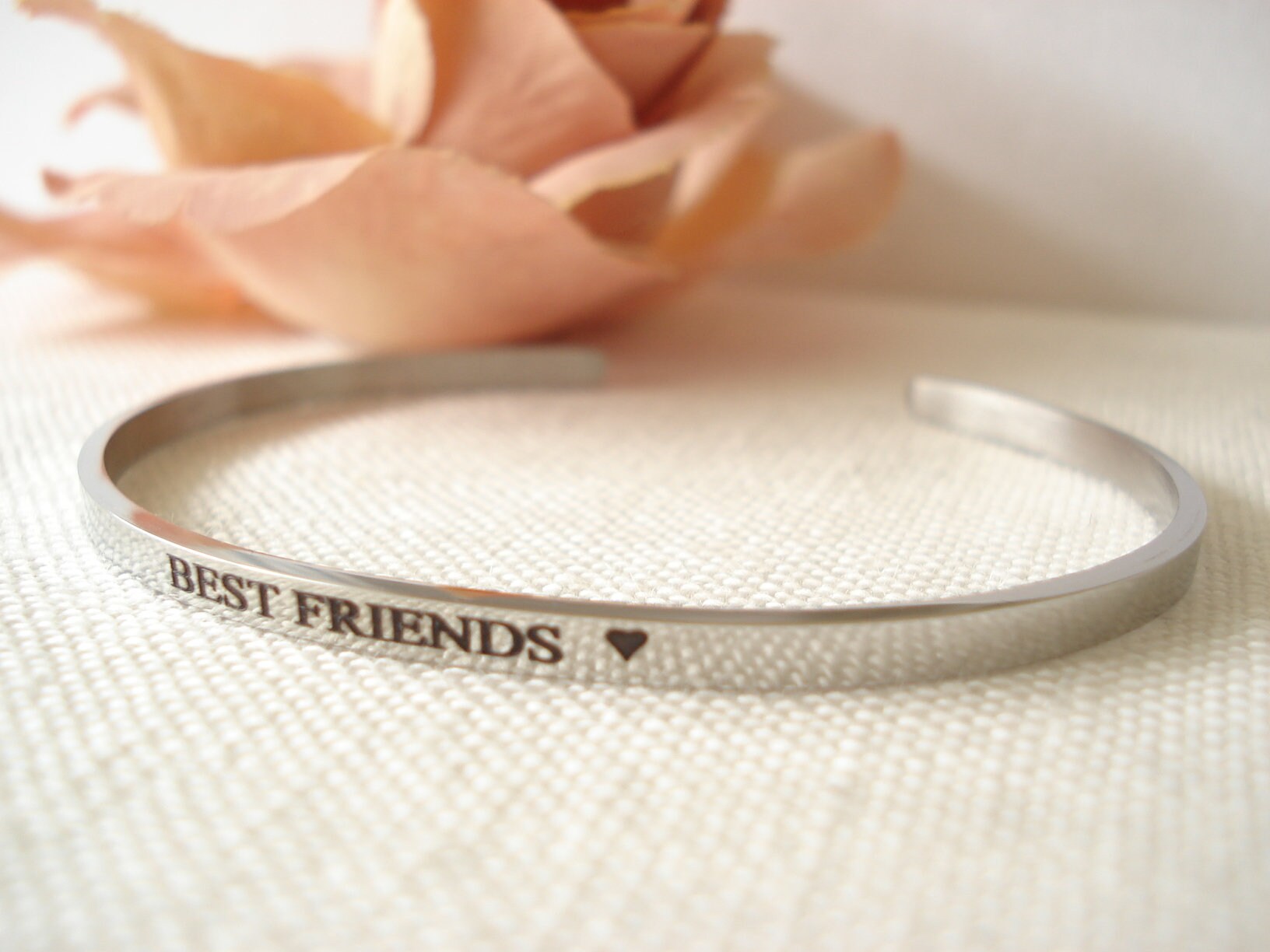 Personalisierte Manschette Armband ...gravierbar Gold, Silber Oder Roségold Handgefertigt, Schwesternschaft, Beste Freunde Geschenk, Schwestern von JinMadeJewelry